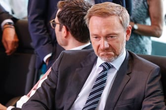 Christian Lindner bei einer Kabinettssitzung (Archivfoto): Die Zapfkünste des FDP-Politikers amüsieren das Netz.