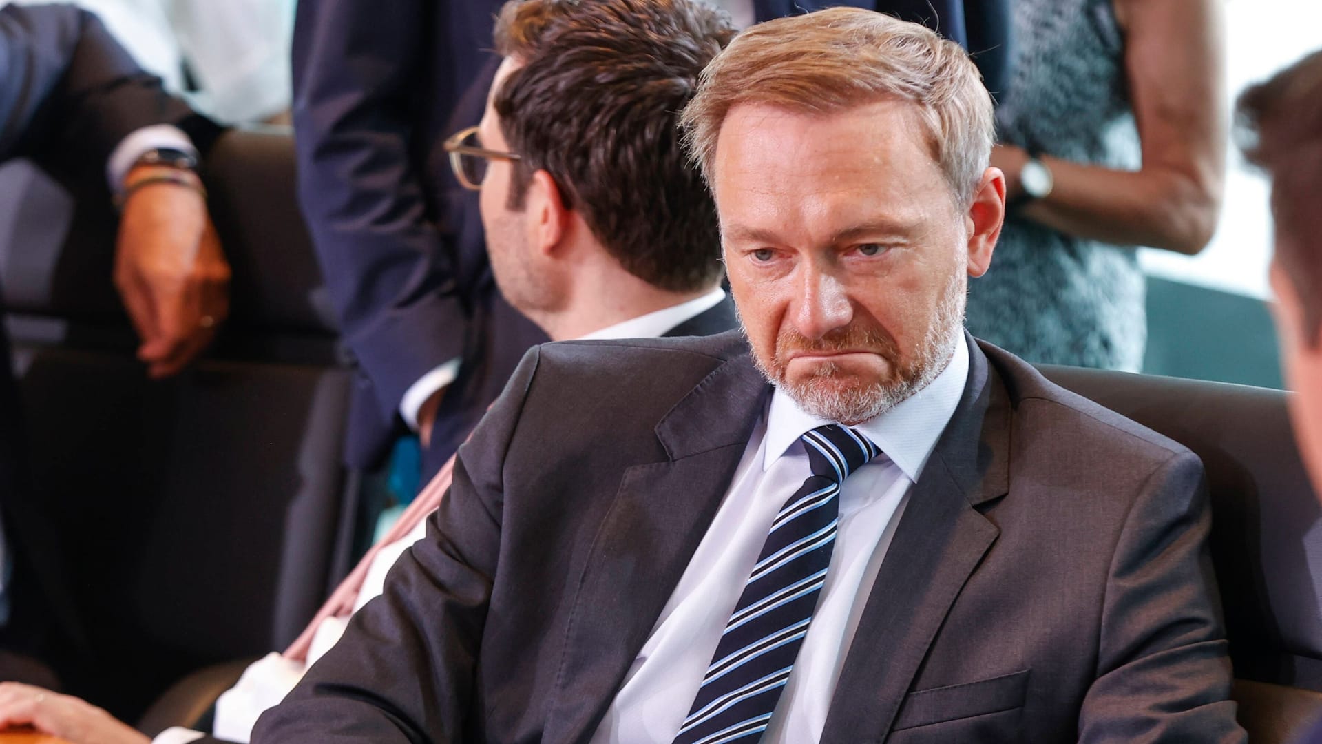 Christian Lindner bei einer Kabinettssitzung (Archivfoto): Die Zapfkünste des FDP-Politikers amüsieren das Netz. Christian Lindner bei einer Kabinettssitzung (Archivfoto): Die Zapfkünste des FDP-Politikers amüsieren das Netz.
