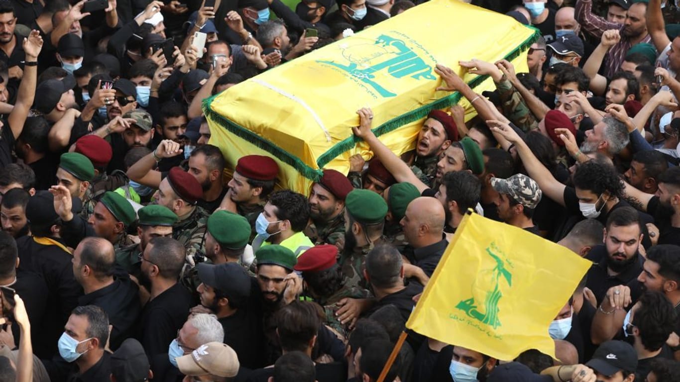 Hisbollah-Anhänger bei einer Trauerkundgebung für einen getöteten Kämpfer in Beirut 2021.