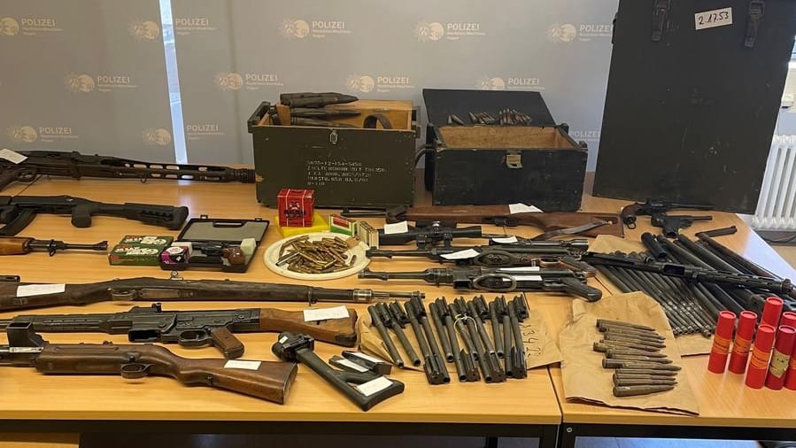 Sichergestellte Waffen: Der Mann soll keinen Waffenschein besessen haben. Sichergestellte Waffen: Der Mann soll keinen Waffenschein besessen haben.