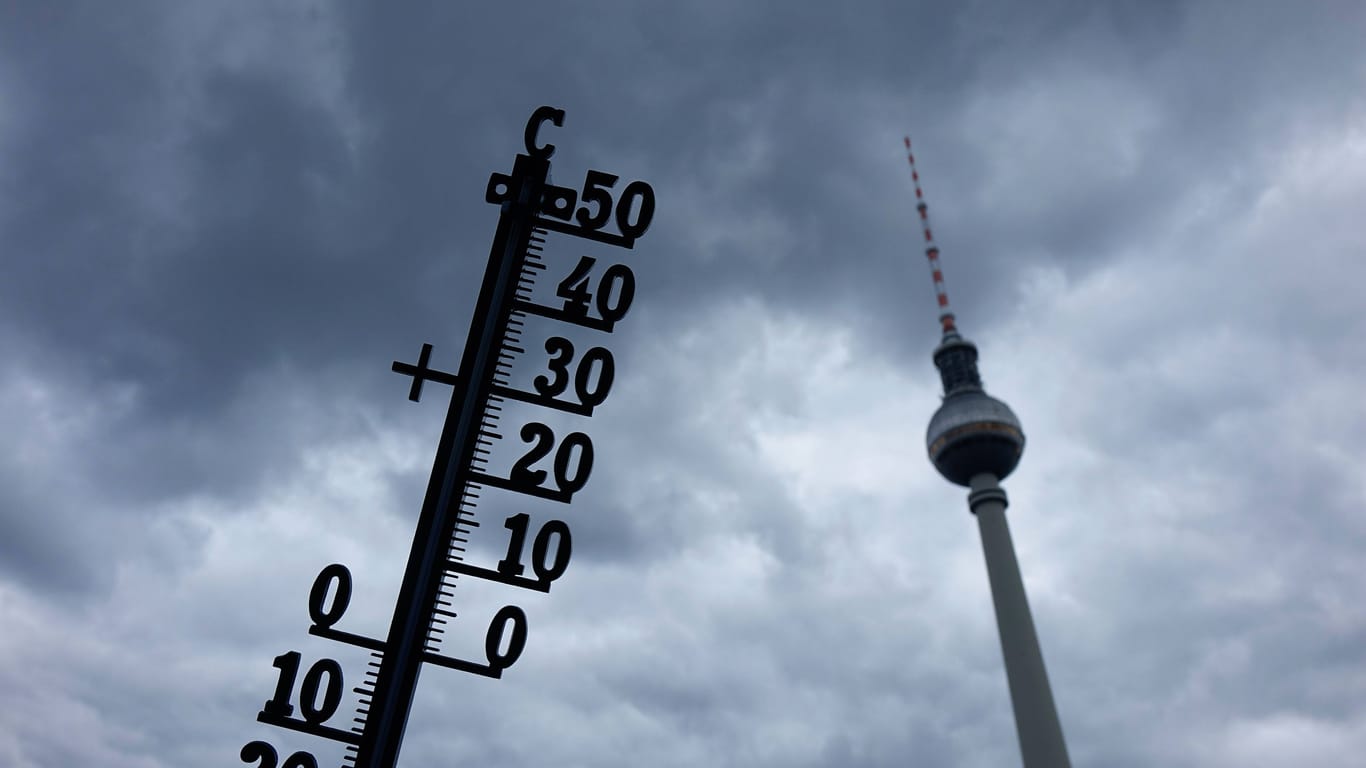 Thermometer und Berliner Fernsehturm (Symbolbild): Mit kommenden Maßnahmen will der Berliner Senats Energie einsparen.