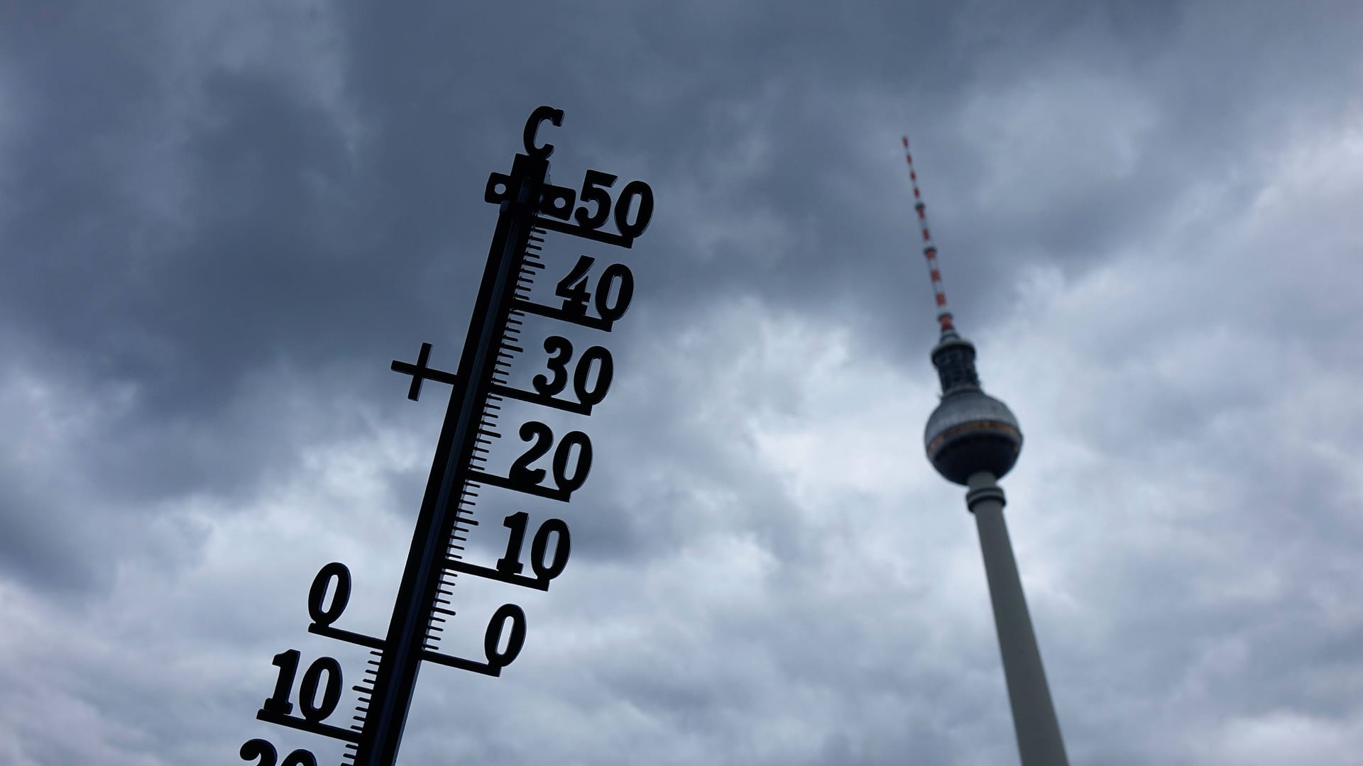 Thermometer und Berliner Fernsehturm (Symbolbild): Mit kommenden Maßnahmen will der Berliner Senats Energie einsparen. Thermometer und Berliner Fernsehturm (Symbolbild): Mit kommenden Maßnahmen will der Berliner Senats Energie einsparen.
