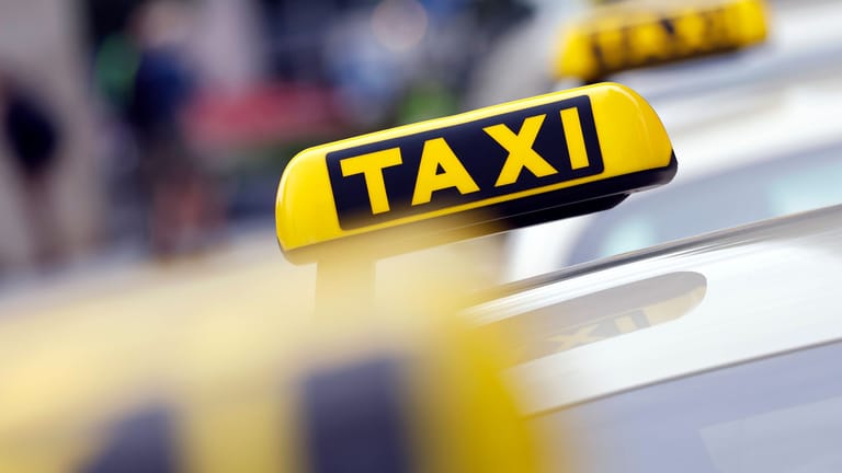 Taxifahrgäste in Bremen müssen ab September tiefer in die Tasche greifen.