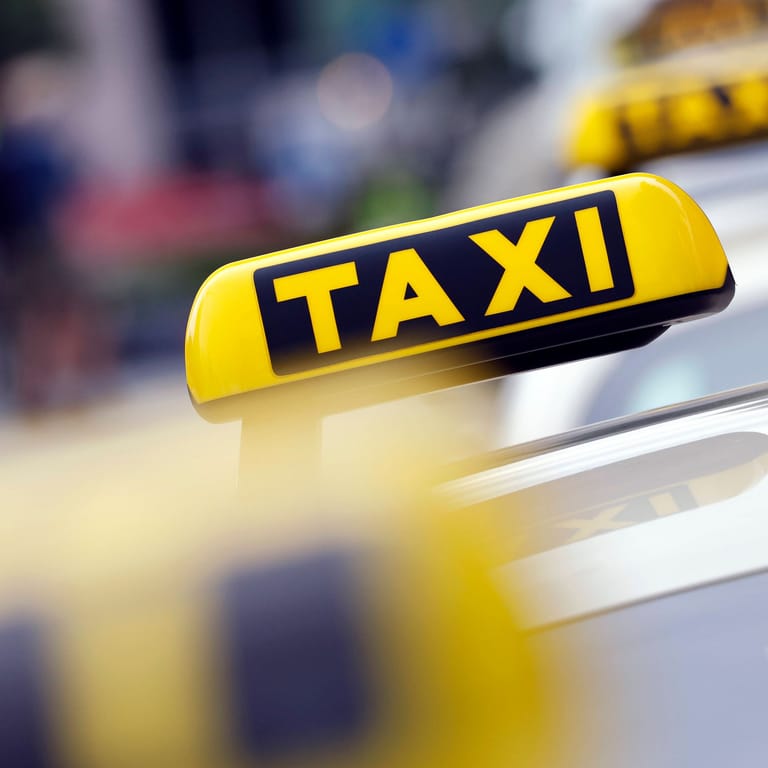 Taxifahrgäste in Bremen müssen ab September tiefer in die Tasche greifen.