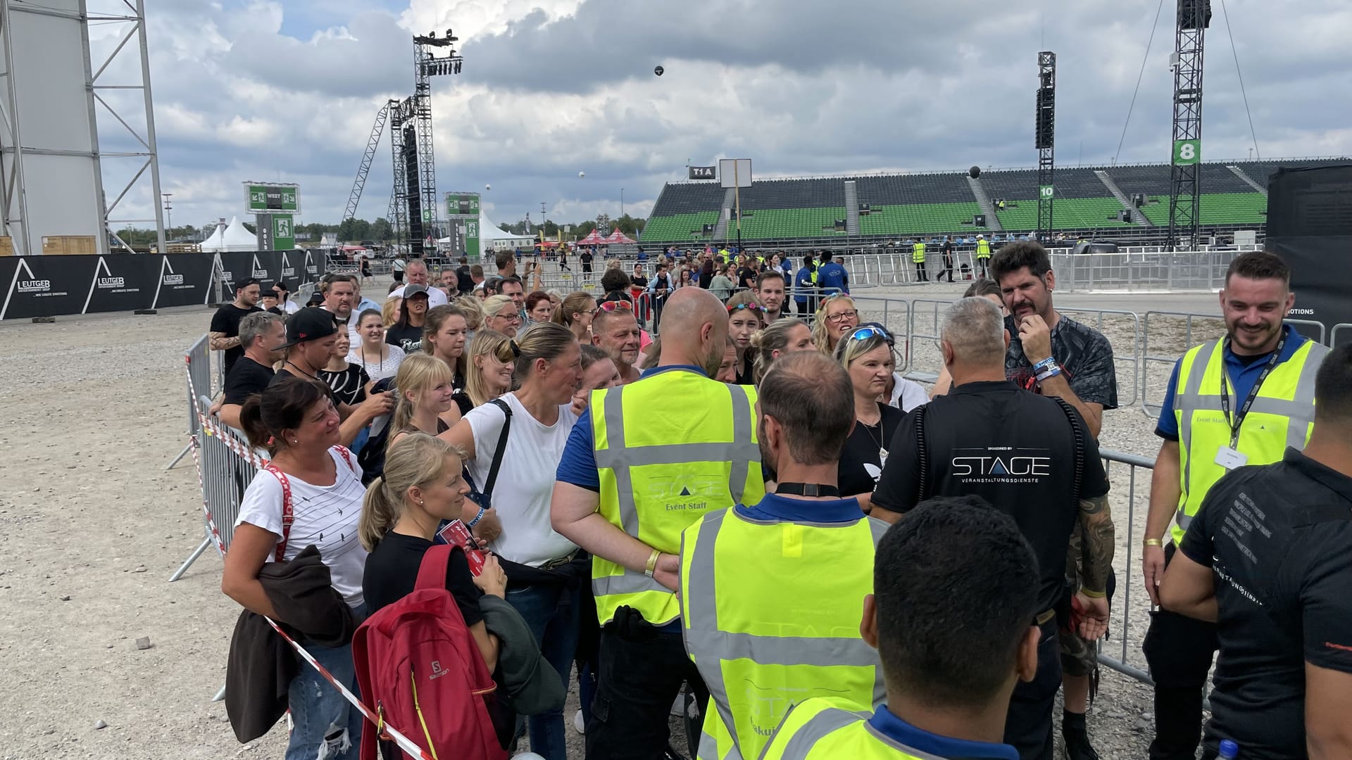 Schlange stehen für Robbie: Die Ultras haben den Sänger schon bis zu 150 Mal gesehen.