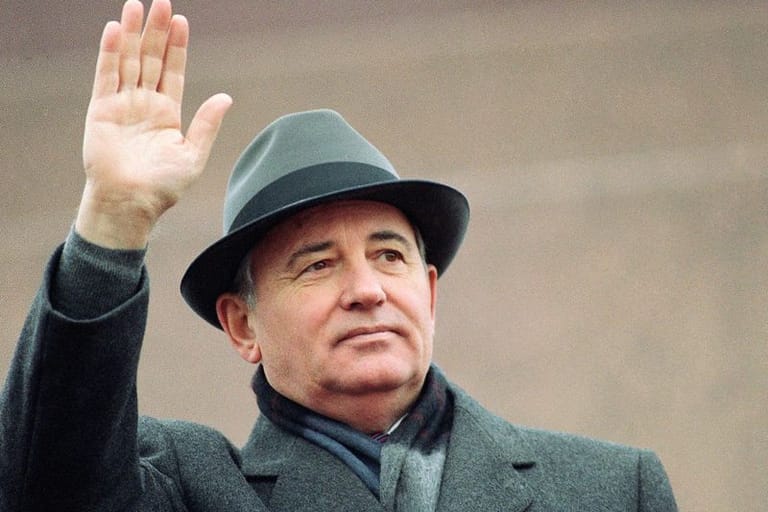 Michail Gorbatschow, damals sowjetischer Präsident, winkt von der Tribüne des Roten Platzes im Jahr 1989: Seine Großtaten veränderten die Welt.