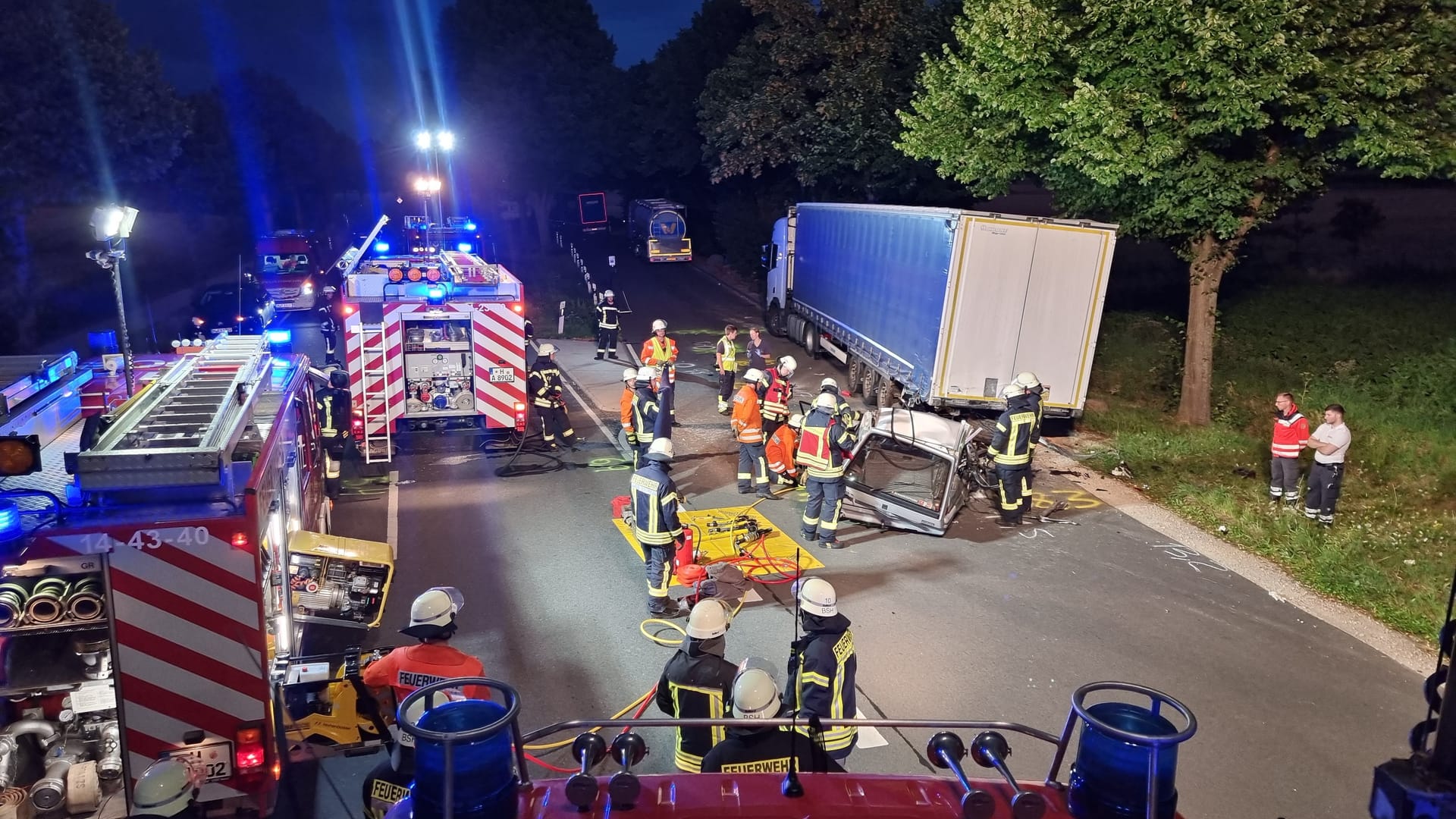 Ein Autofahrer war auf einem Parkplatz an der Bundesstraße 65 zwischen Winninghausen und Goltern gegen einen Lkw geprallt und tödlich verletzt worden. Ein Autofahrer war auf einem Parkplatz an der Bundesstraße 65 zwischen Winninghausen und Goltern gegen einen Lkw geprallt und tödlich verletzt worden.