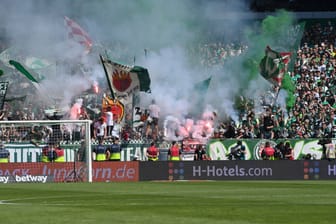 Werder-Fans zünden Bengalos im Weserstadion: Dieses Fehlverhalten kommt dem Verein nun teuer zu stehen.
