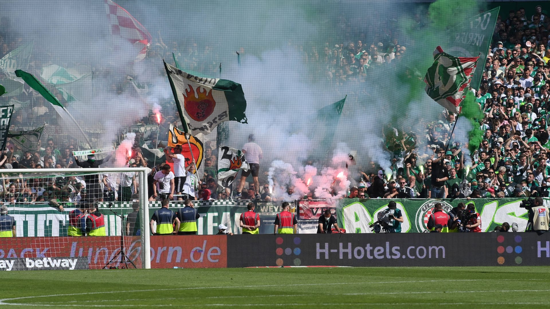 Werder-Fans zünden Bengalos im Weserstadion: Dieses Fehlverhalten kommt dem Verein nun teuer zu stehen.