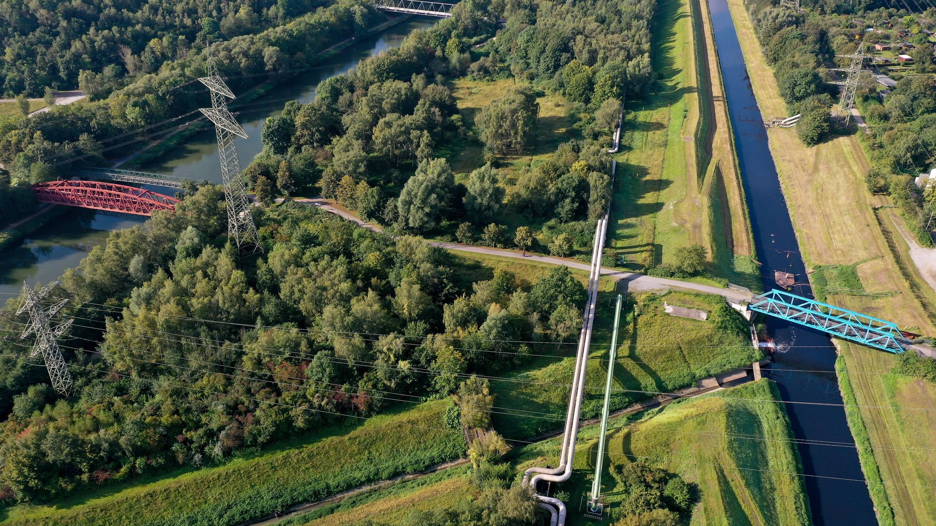 Ein Abwasserkanal neben der Emscher: Seit Januar ist der Fluss komplett abwasserfrei. Vielerorts laufen gereinigte Industrieabwässer aber weiter in die Flüsse.