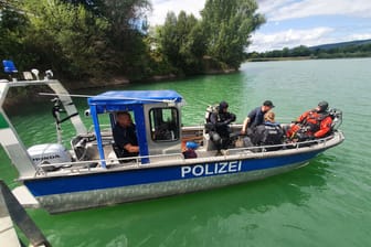 Das Sonarboot mit Tauchern: Die Polizei konnte die beiden Vermissten nur noch tot aus dem See bergen.