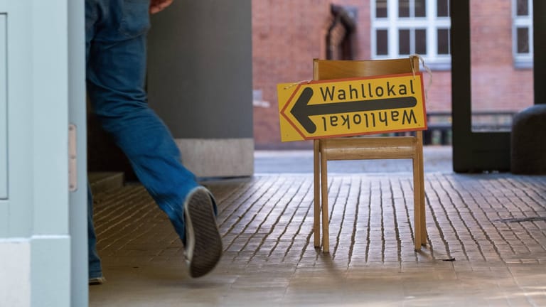 Ein Schild weist in ein Wahllokal (Symbolbild): Die Berliner Pannenwahl sorgte bundesweit für Aufsehen.