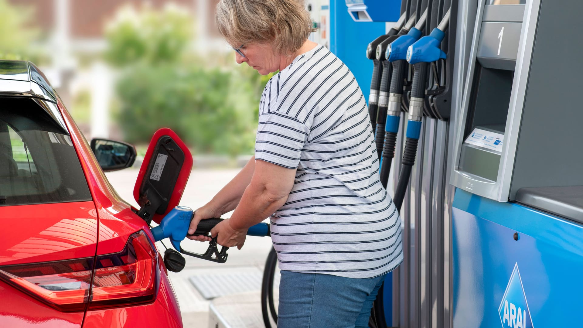 Kundin an einer Tankstelle (Symbolbild): Die Senkung der Energiesteuer auf Kraftstoffe hat an den Zapfsäulen zuletzt kaum noch spürbare Wirkung gezeigt.