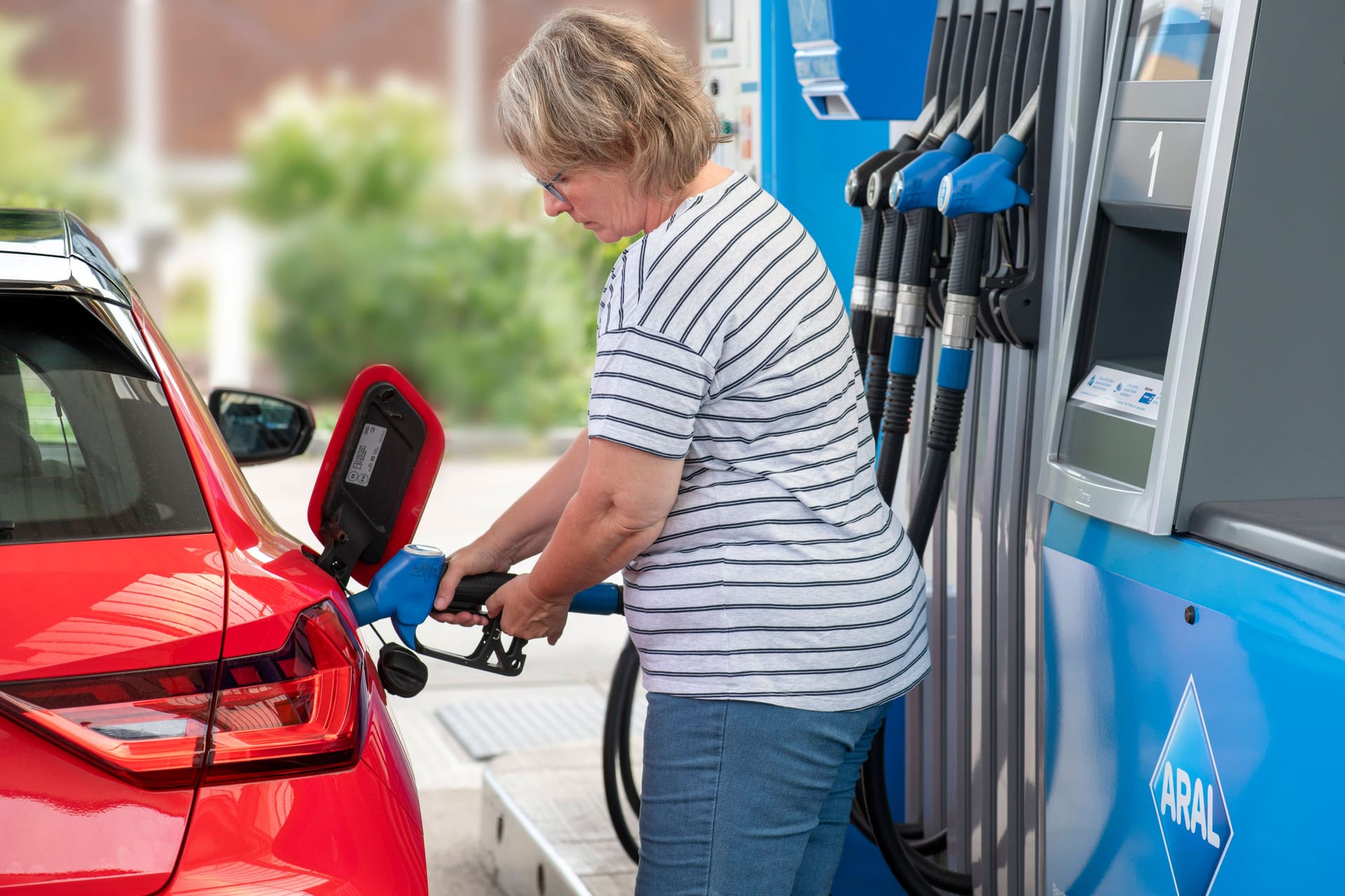 Kundin an einer Tankstelle (Symbolbild): Die Senkung der Energiesteuer auf Kraftstoffe hat an den Zapfsäulen zuletzt kaum noch spürbare Wirkung gezeigt.