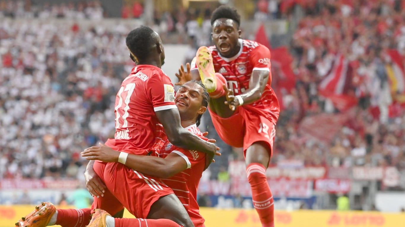 Sadio Mané (l.) feiert mit Serge Gnabry (m.) und Alphonso Davies einen Treffer gegen Frankfurt.