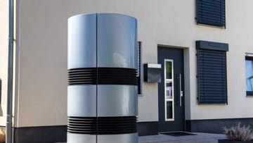 In dieser Tonne steckt eine Luft- und Wasserwärmepumpe: Die Geräte ziehen Wärme aus ihrer Umgebung und machen diese in Wohn- und Geschäftsräumen zum Heizen nutzbar.