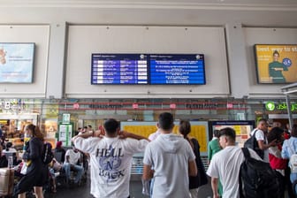 Am Samstag ging in Dortmund lange Zeit nichts: Am Sonntag sollen aber wieder alle Züge fahren, sagt die Bahn.