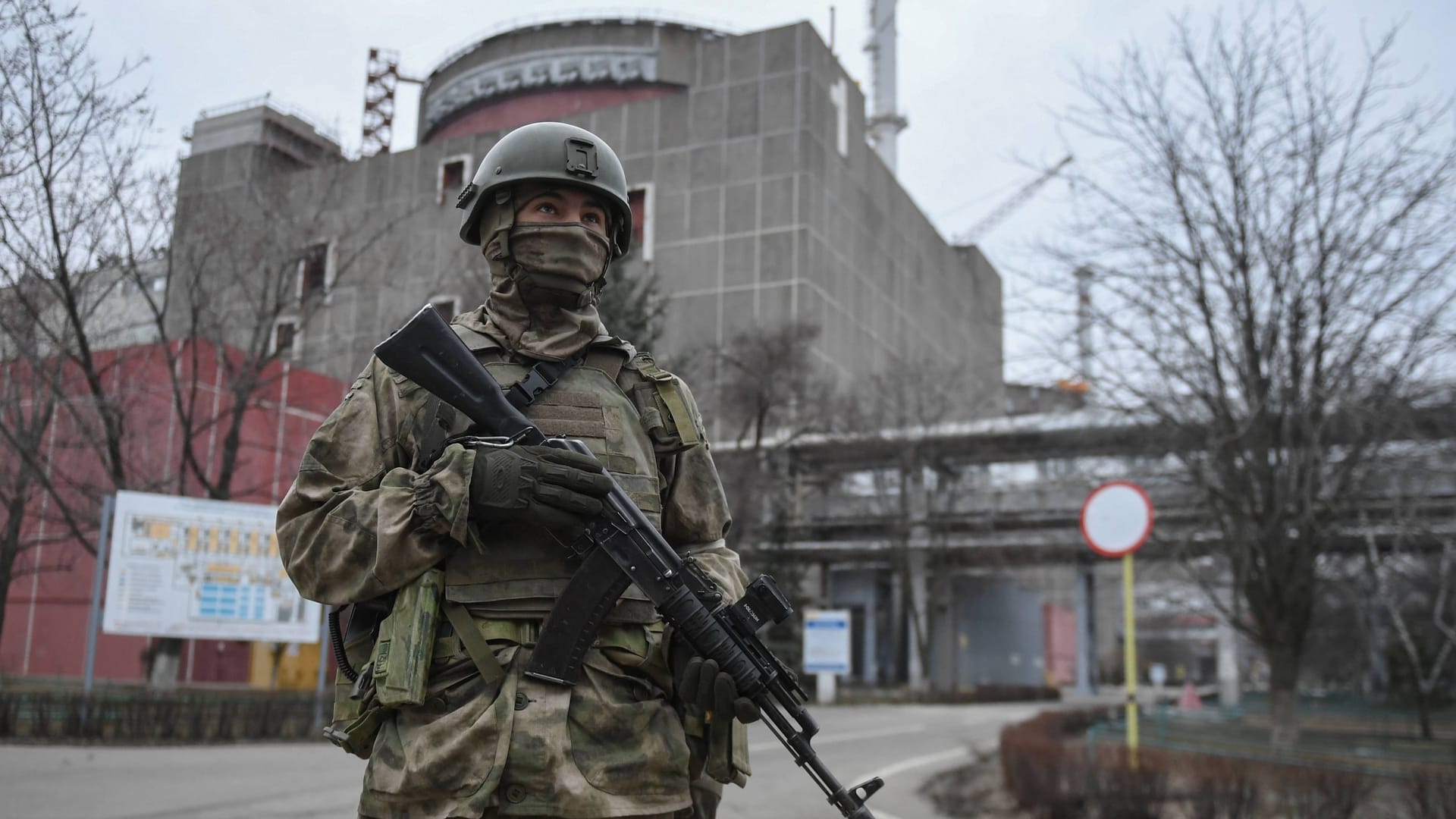 Ein russischer Soldat vor dem AKW Saporischschja (Archivbild): DIE IAEA fordert einen Abzug der Soldaten.