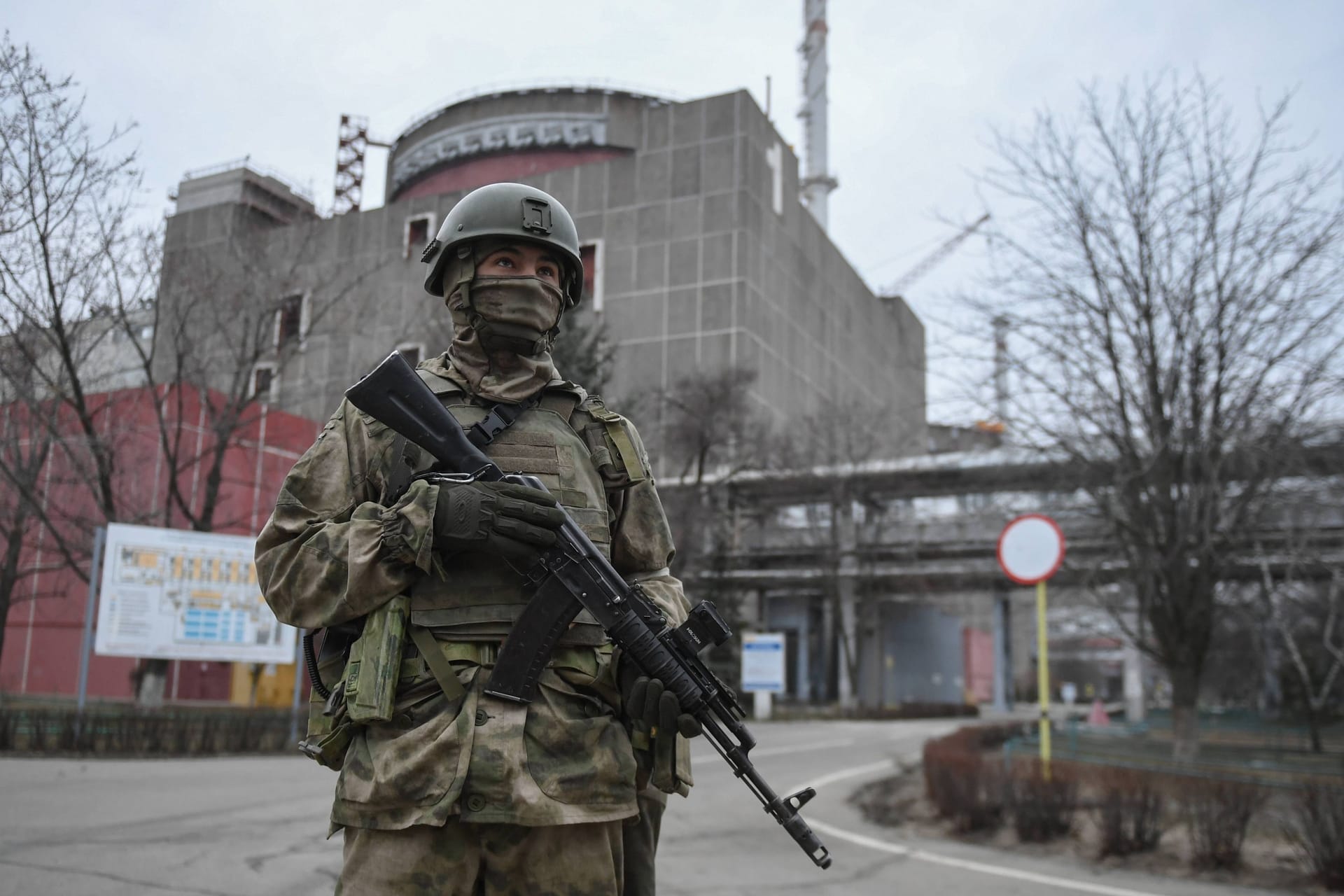 Ein russischer Soldat vor dem AKW Saporischschja (Archivbild): DIE IAEA fordert einen Abzug der Soldaten.