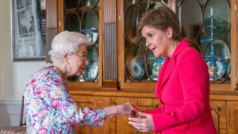 Queen Elizabeth II. und Nicola Sturgeon (Archiv): Die Regierungschefin will Schottland vom Vereinigten Königreich unabhängig machen.