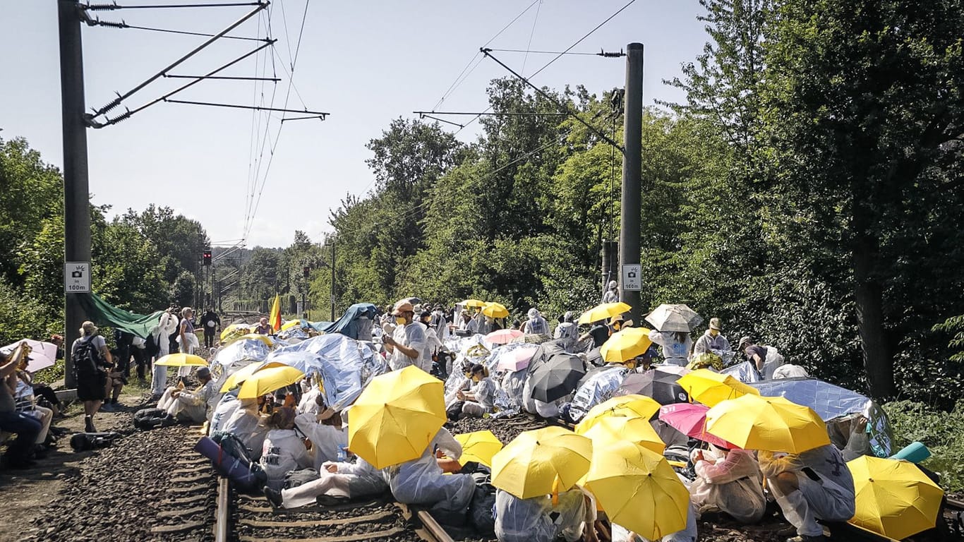 Klimaaktivisten-Blockade auf Schienen in Hamburg: Über Auswirkungen auf den Bahnverkehr war zunächst nichts bekannt.
