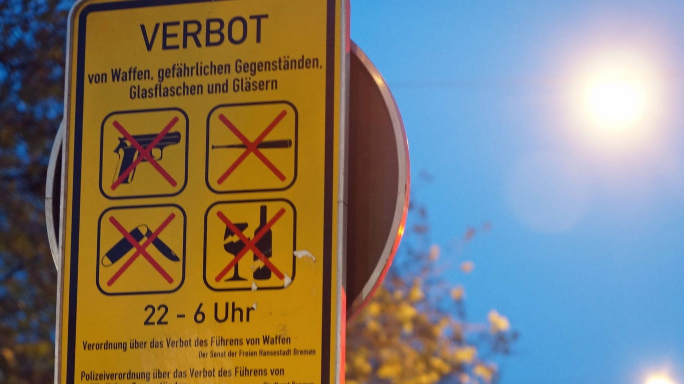 Verbotsschild am Rande der Bremer Discomeile: Waffen sind hier seit 2014 nicht erlaubt.
