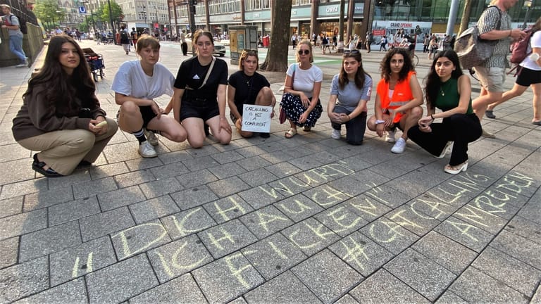 Die Gruppe junger Aktivistinnen auf der Mönckebergstraße in Hamburg: Mit ihrer Kreide-Aktion wollen die Frauen auf Belästigung durch Männer aufmerksam machen.