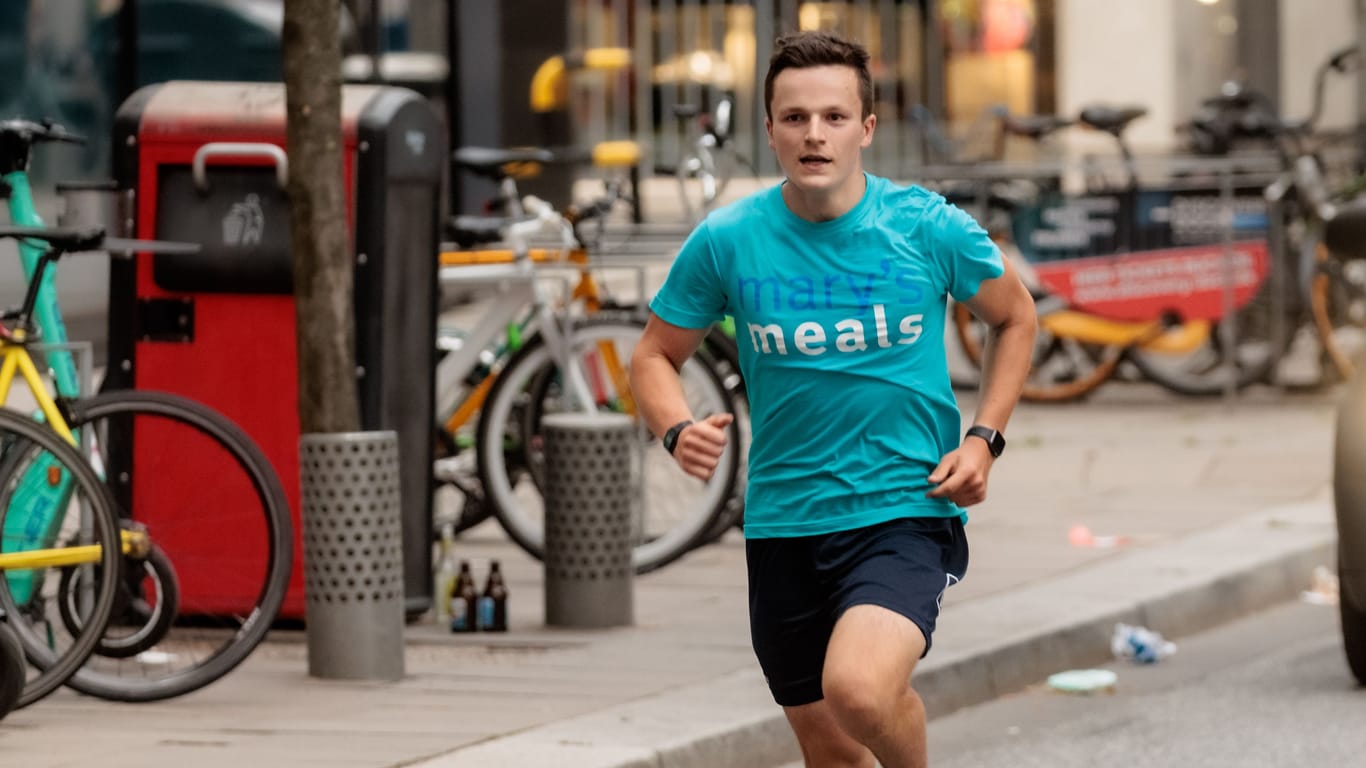 Schüler Denis Holub: Der 16-Jährige läuft nach seinem 1.100 Kilometer langen Spendenlauf von Freiburg nach Hamburg zum Zieleinlauf.