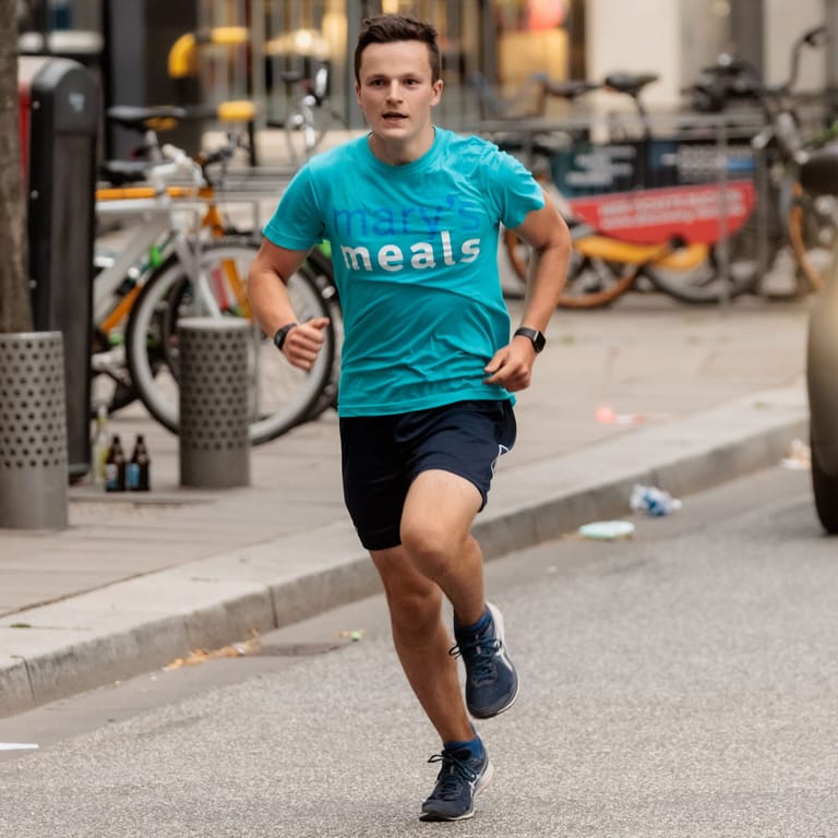 Schüler Denis Holub: Der 16-Jährige läuft nach seinem 1.100 Kilometer langen Spendenlauf von Freiburg nach Hamburg zum Zieleinlauf.