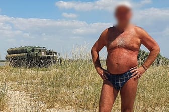 Der Urlauber posiert vor den russischen Militärgeräten: Das Bild kursiert in den sozialen Medien.