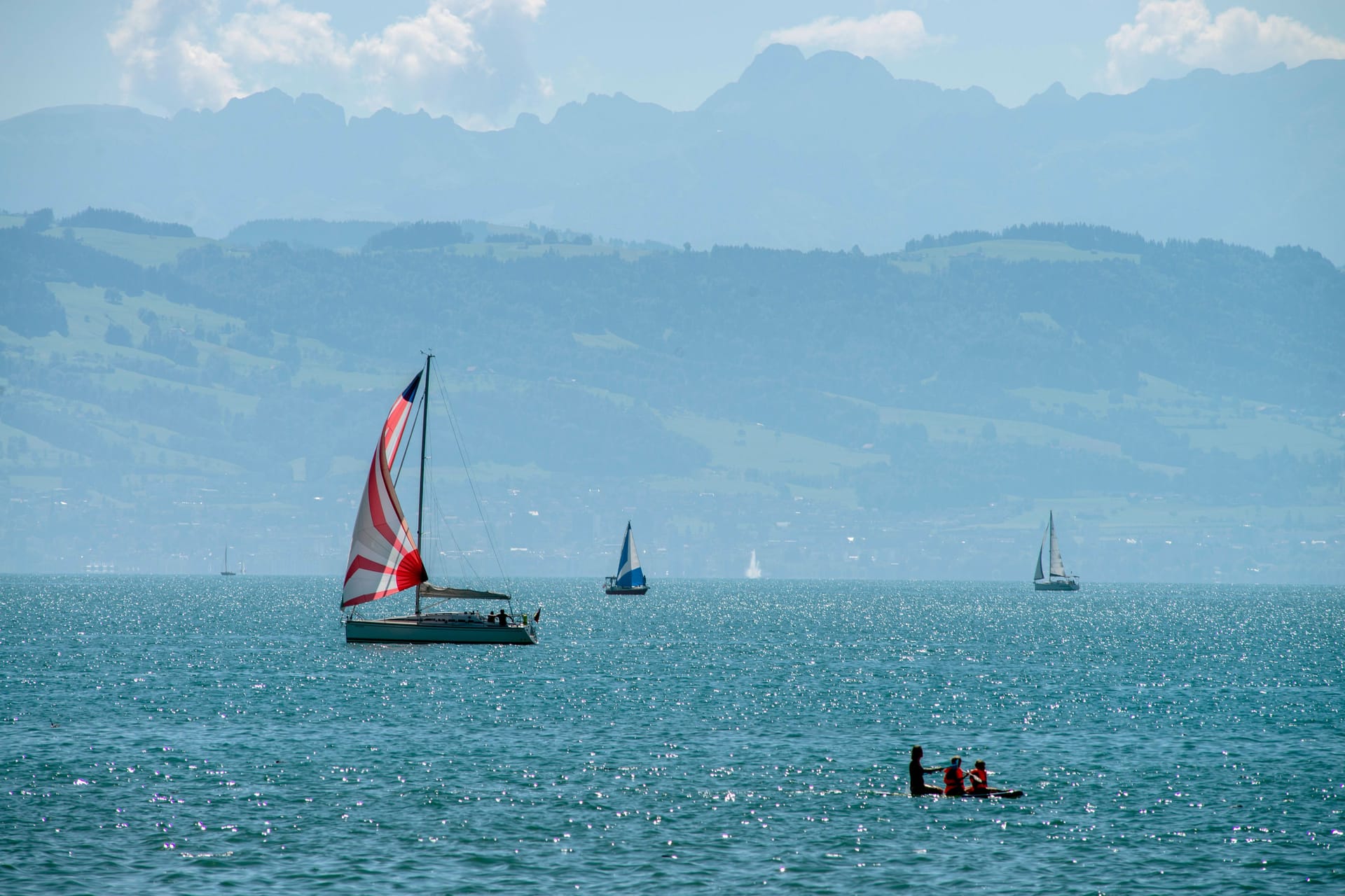 Der Bodensee bei Langenargen im Sommerlicht: Er ist eines von vielen attraktiven Ausflugszielen in Baden-Wüttemberg.