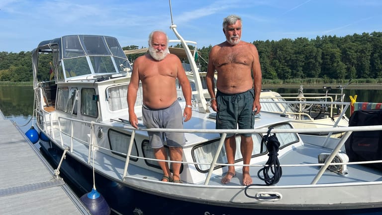 Schneider und Graupner auf ihrem Boot: "Wir haben schon eine Woche mehr eingeplant."