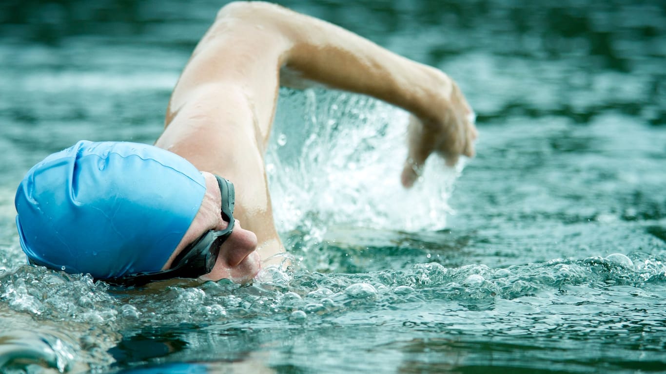Schwimmen: Bei diesem Sport werden alle wichtigen Muskelgruppen trainiert.