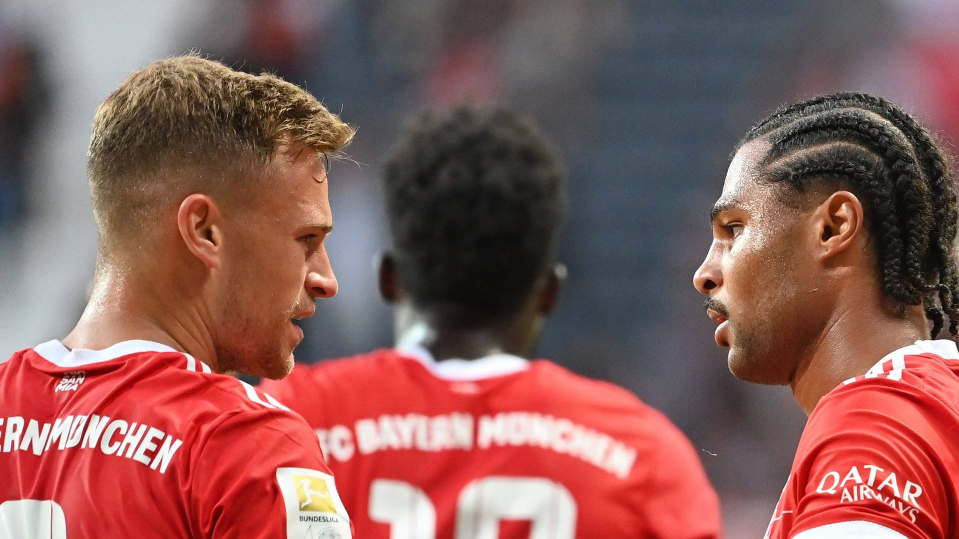 Joshua Kimmich (l.) und Serge Gnabry: Durch ihre starken Leistungen auf dem Platz verdienen die beiden Nationalspieler viel Geld beim FC Bayern.