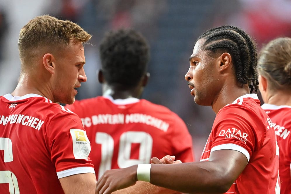 Joshua Kimmich (l.) und Serge Gnabry: Durch ihre starken Leistungen auf dem Platz verdienen die beiden Nationalspieler viel Geld beim FC Bayern.