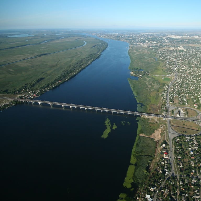 Eine der Brücken über den Dnipro-Fluss (Symbolbild): Ukrainer beschießen die Brücken, um die russischen Routen zu unterbrechen.