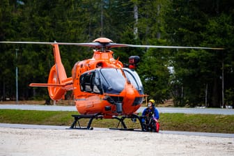 Flugretter der Bergwacht in Bayern (Symbolbild): Rettungsversuche blieben erfolglos im Fall einer 81-Jährigen.