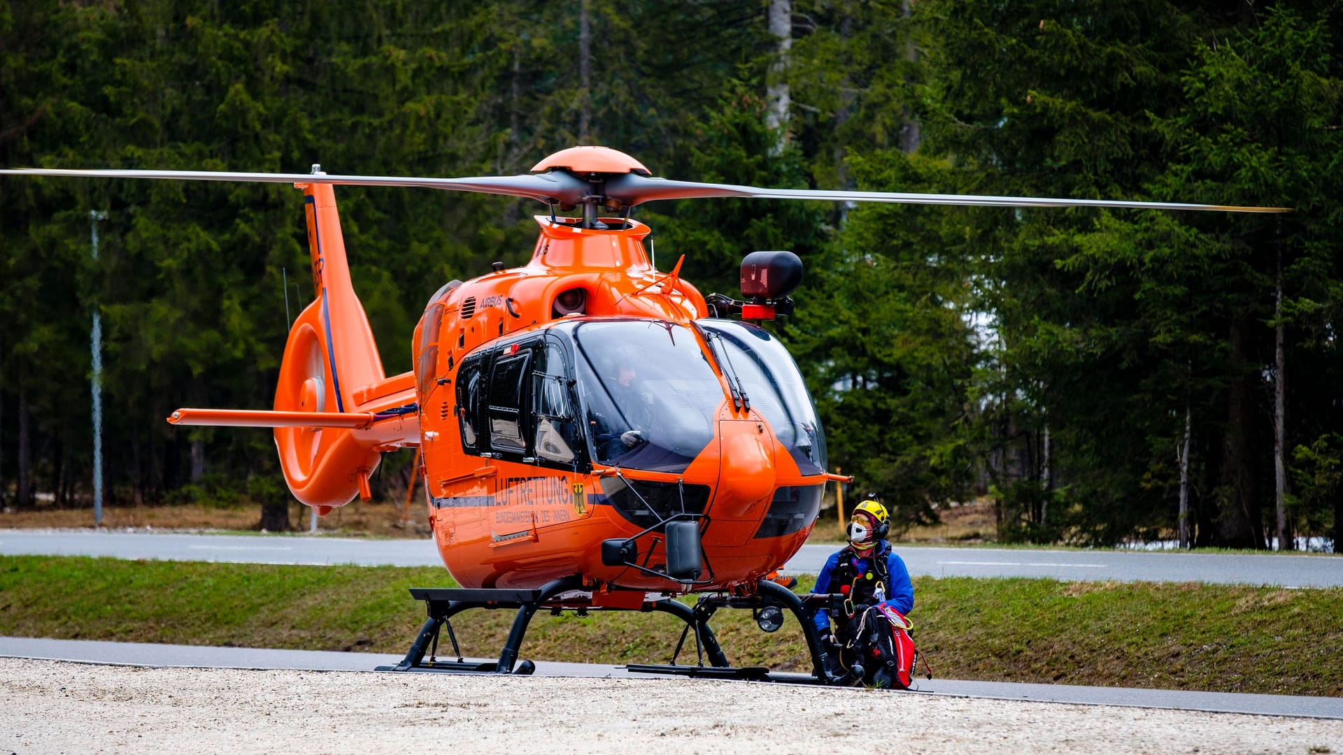 Flugretter der Bergwacht in Bayern (Symbolbild): Rettungsversuche blieben erfolglos im Fall einer 81-Jährigen. Flugretter der Bergwacht in Bayern (Symbolbild): Rettungsversuche blieben erfolglos im Fall einer 81-Jährigen.