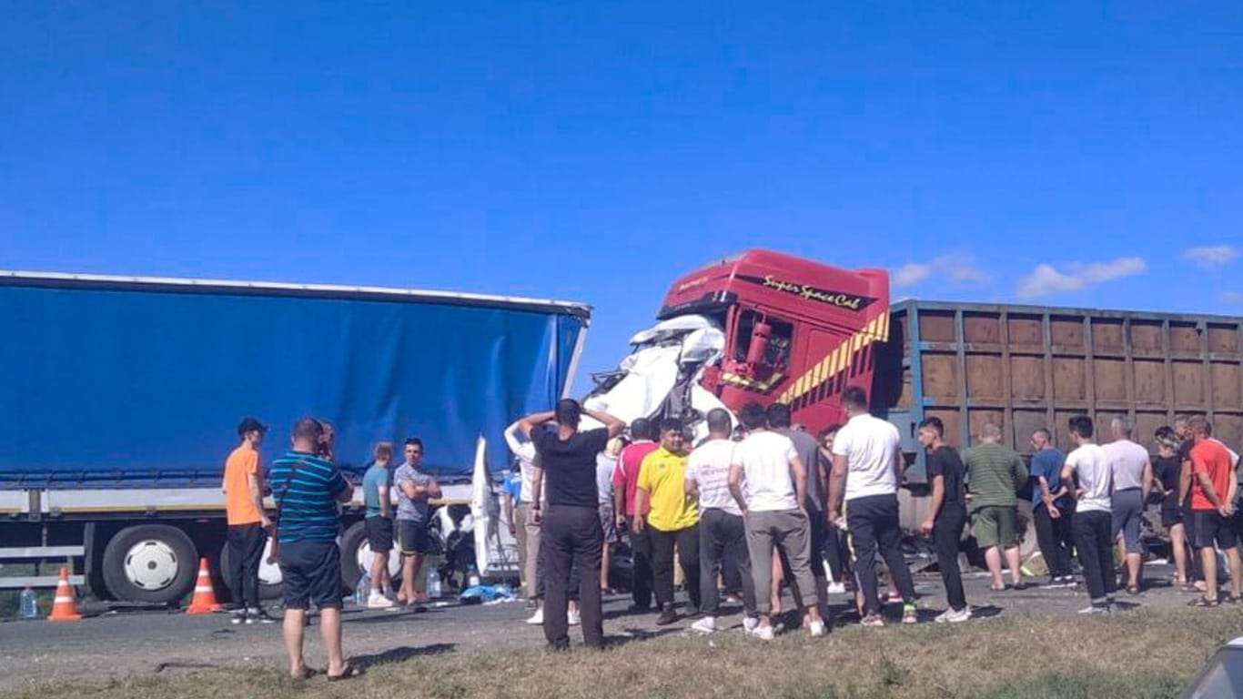 Uljanowsk, Russland: Bei der schweren Kollision wurde ein Kleinbus zwischen zwei Lastwagen zerquetscht.