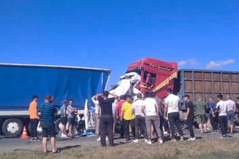 Uljanowsk, Russland: Bei der schweren Kollision wurde ein Kleinbus zwischen zwei Lastwagen zerquetscht.