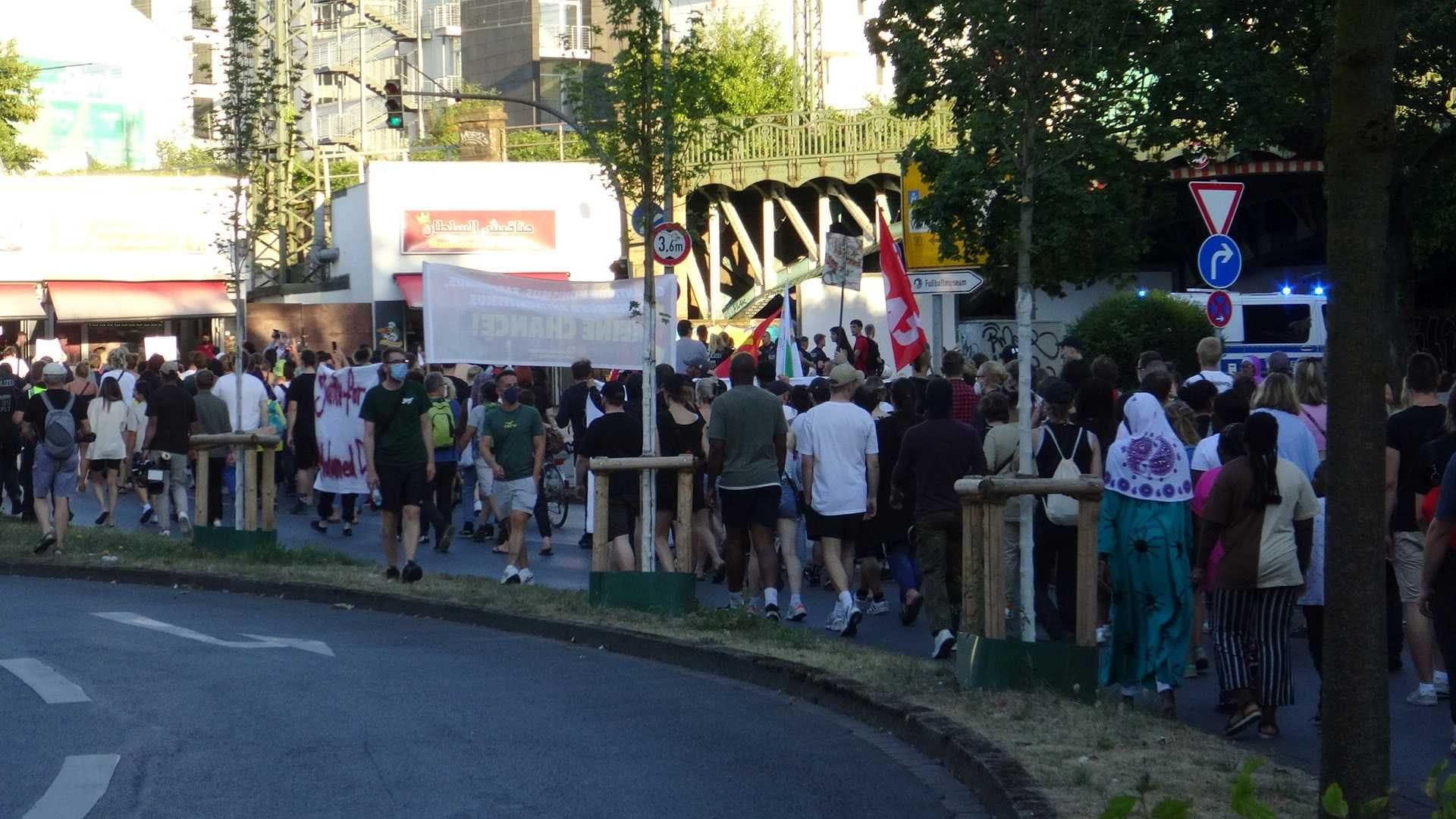 Die Demonstranten zogen vor das Dortmunder Polizeipräsidium. Die Demonstranten zogen vor das Dortmunder Polizeipräsidium.