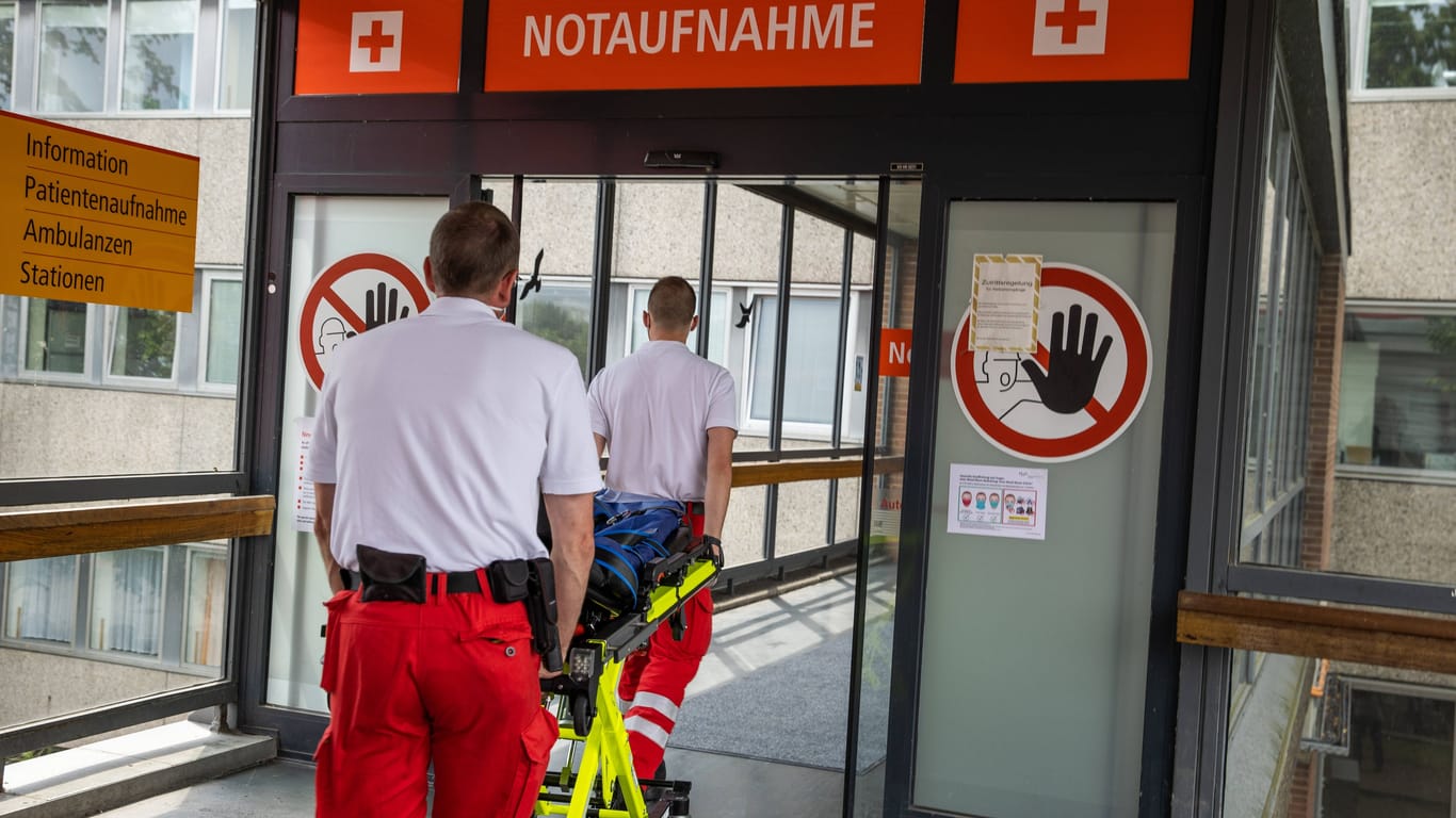 Rettungssanitäter bringen einen Patienten in die Notaufnahme (Symbolbild): Die gesamte Branche sei am Ende, heißt es in Bayern.