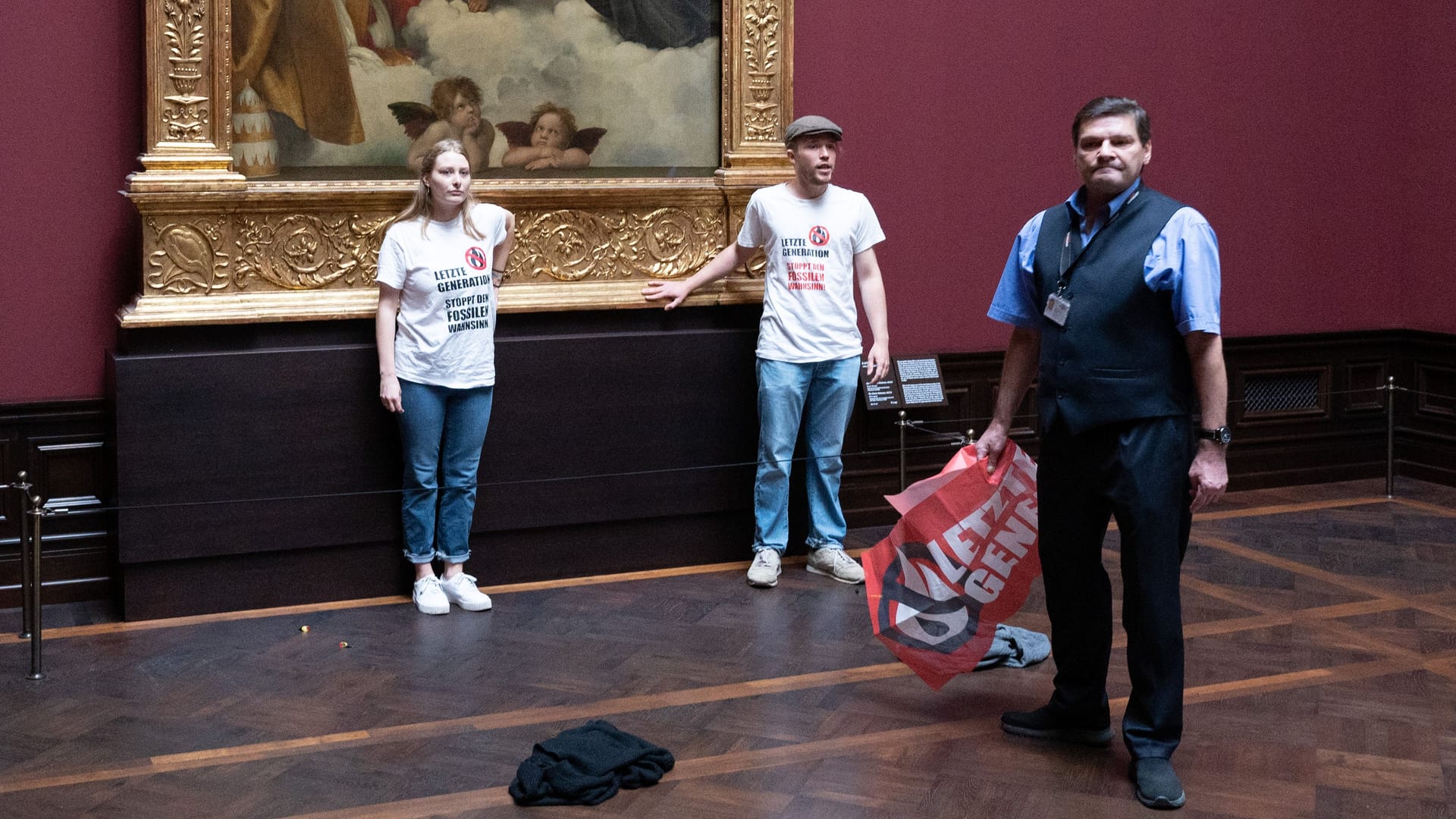 An Rahmen geklebt: Klimaaktivisten haben in einem Dresdner Museum für Aufmerksamkeit gesorgt.