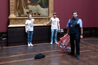 An Rahmen geklebt: Klimaaktivisten haben in einem Dresdner Museum für Aufmerksamkeit gesorgt.