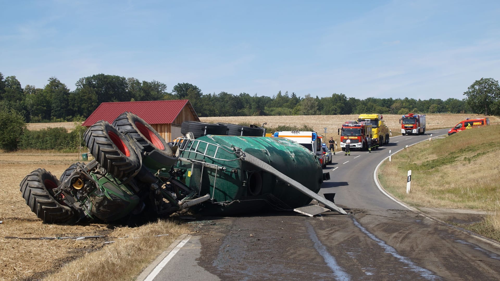 Ein umgekippter Gülleanhänger liegt auf der Fahrbahn einer Kreisstraße: Tausende Liter verschmutzten die Fahrbahn. Ein umgekippter Gülleanhänger liegt auf der Fahrbahn einer Kreisstraße: Tausende Liter verschmutzten die Fahrbahn.