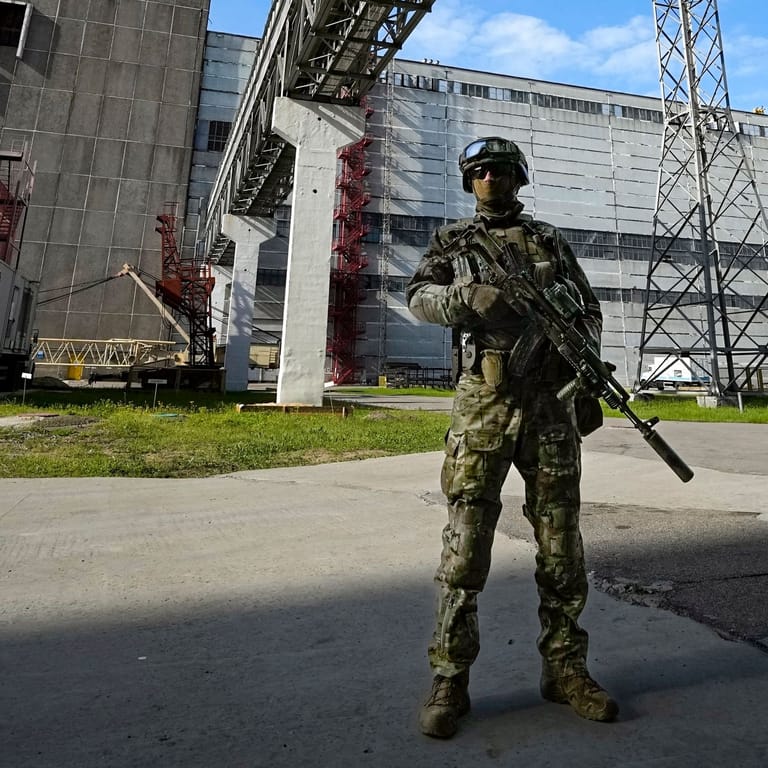 Ein russischer Soldat bewacht einen Bereich des Kernkraftwerks Saporischschja: Seit Tagen gibt es hier Beschuss.