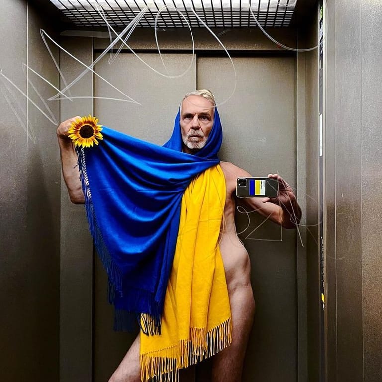 Frank Peter Wilde mit einem Schal in den ukrainischen Nationalfarben im Aufzug: