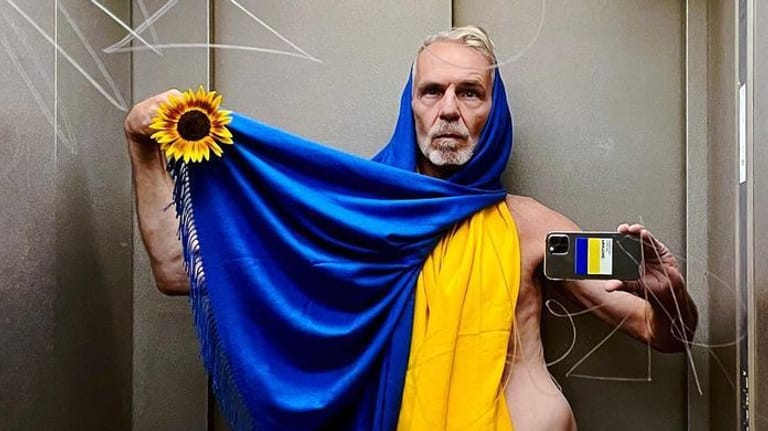 Frank Peter Wilde mit einem Schal in den ukrainischen Nationalfarben im Aufzug: