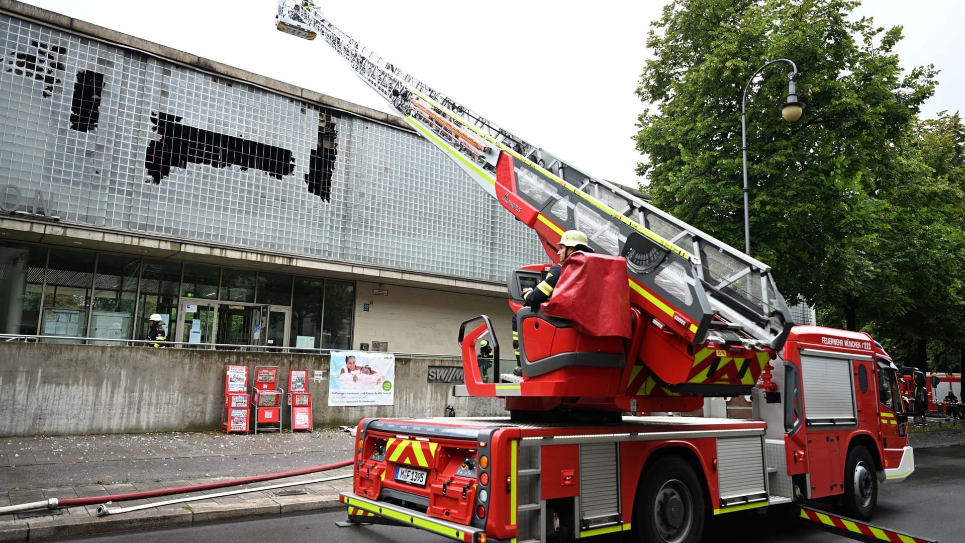 Feuerwehr vor Ort: Der Brand brach im ersten Stock aus.