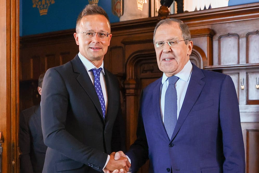 Der ungarische Außenminister Peter Szijjarto zu Besuch bei seinem russischen Amtskollegen Sergej Lawrow: Das EU-Land erhält nun mehr Gas als vertraglich zugesichert.